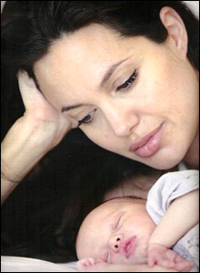 voila angelina avec sa fille waw angi sans makillage vraiment belle